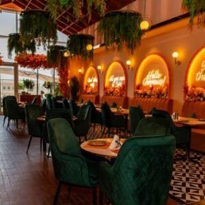 مقعد داخلي أنيق مع ديكور حديث وإضاءة دافئة.