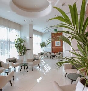 داخل مطعم بونيسيمو العصري مع ديكور أنيق وأرائك مريحة.