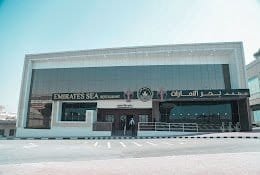 مطعم بلاك في إمارات سي، يقدم أطباق بحرية فاخرة وإطلالة مميزة على البحر.