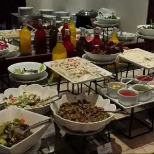 بوفيه مفتوح يضم أطباق عربية وعالمية في مطعم كينغز جريل، مع تشكيلة واسعة من السلطات والأطباق الرئيسية.