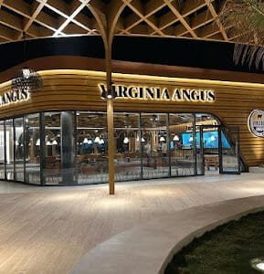 مدخل مطعم فيرجينيا أنجوس الحديث والمميز.